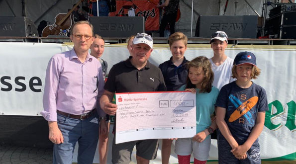 Förderpreis der Müritz Sail von KUHNLE-TOURS Müritz Sail 2019 - Förderpreis für Verein Waren Stille Bucht von Kamerun