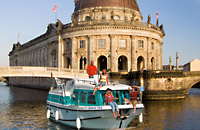 unsere vetus vor dem Bodemuseum KUHNLE-TOURS: Mit dem Hausboot vorbei an der Museumsinsel in Berlin